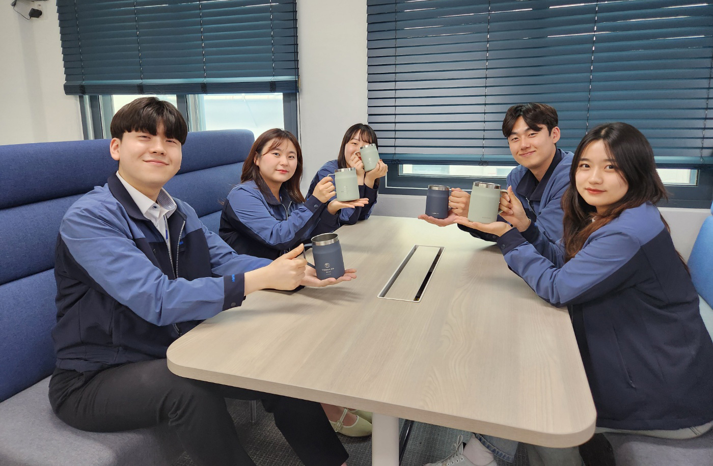 사진1_개인 텀블러를 소개 중인 화승알앤에이 직원들.jpg